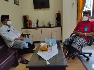 Kadis dengan Perbekel Delod Peken